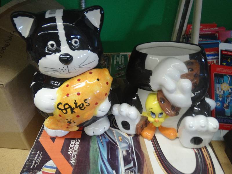 lot 2016 image: 2 Cookie jars, one missing head.