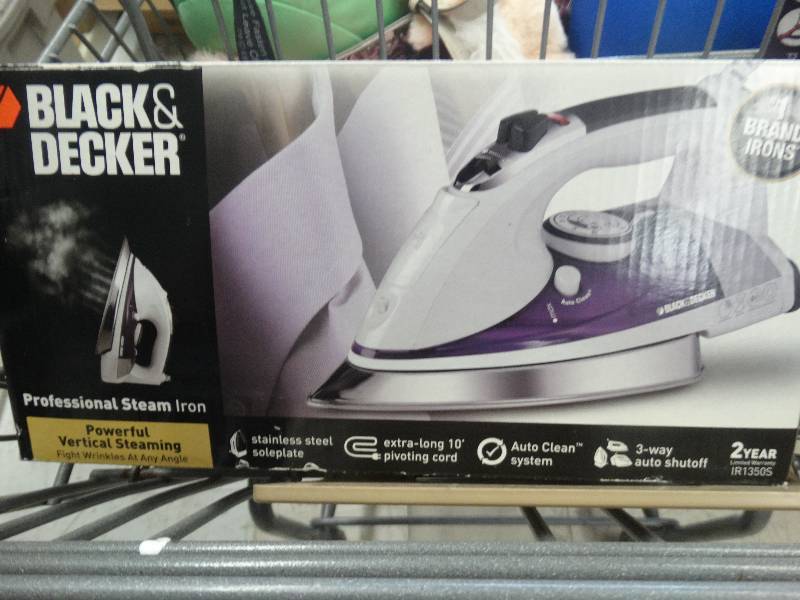 lot 2019 image: Black & Decker iron & shower head.