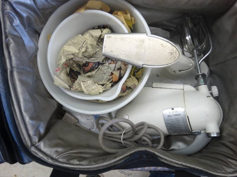 lot 2025 image: Lunch bag, mixer, & bowl.