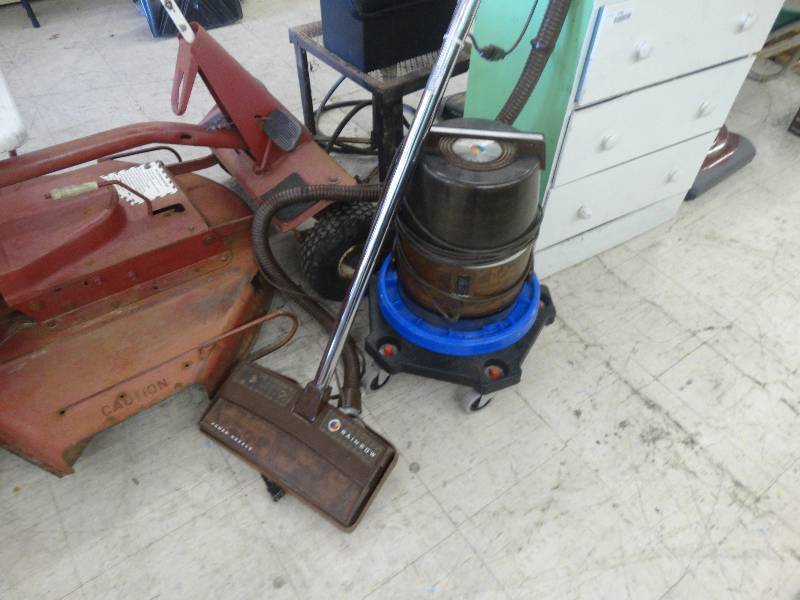 lot 2669 image: Rainbow vacuum cleaner.