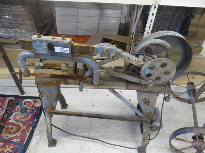 lot 2672 image: Belt driven saw.