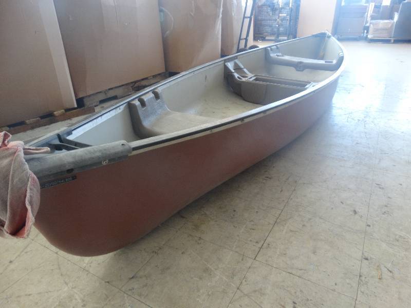 lot 2678 image: 2 seats canoe w2 oars.