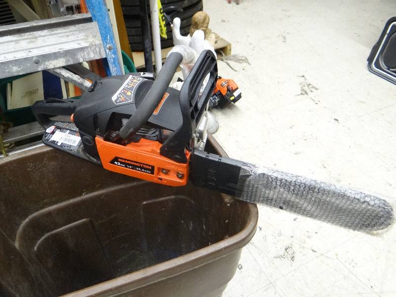 lot 1703 image: Remington 42cc 14 gas chainsaw