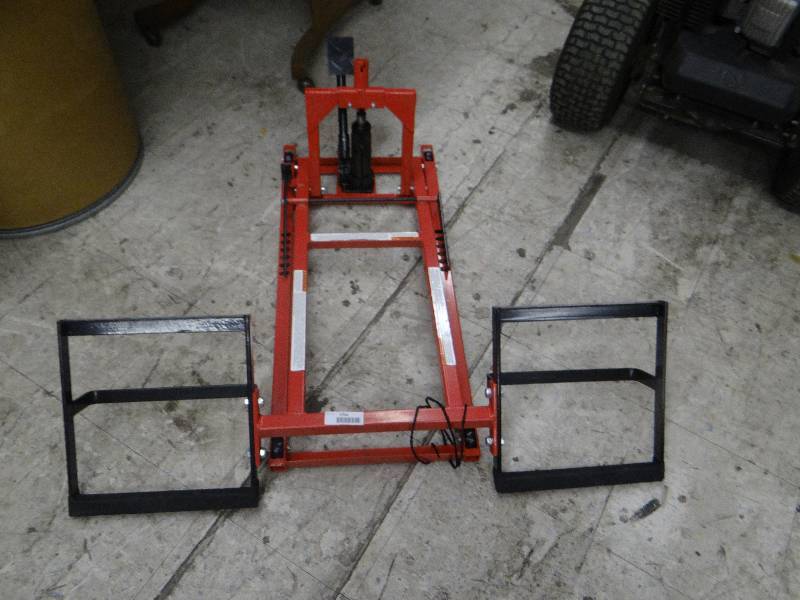 lot 1704 image: Lawn mower jack