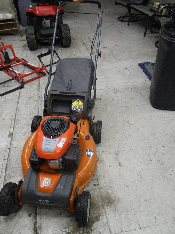 lot 1705 image: Husqvarna 149cc gas lawn mower