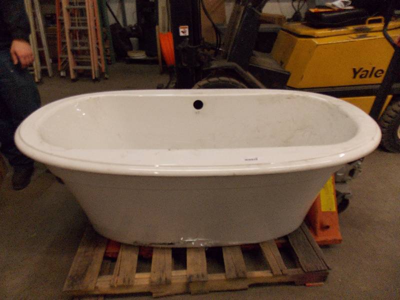 lot 121 image: Bath Tub