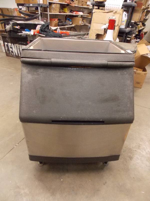 lot 4041 image: MANITOWOC ICE BIN