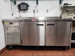 lot 10798 image: 6ft Wasserstorm CC F296-01-69 Commercial Reach in Refrigerator