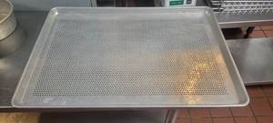 lot 10884 image: Lot of 17 Aluminum Perferated Full Size Pans