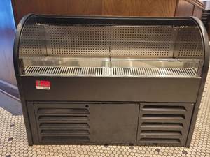 lot 37408 image: Commercial Amtekco Open Refrigerated Display Case CCF3240314
