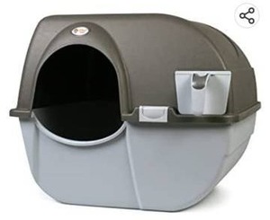lot 20071 image: Omega Paw NRA15 Self Cleaning Litter Box Regular Size