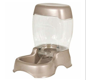 lot 45543 image: Petmate Pet Caf 3 Lb. PET Plastic Pearl Tan Automatic Pet Feeder