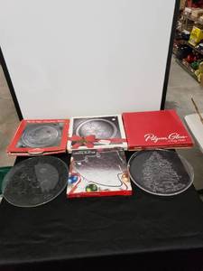 lot 2236 image: lot of Christmas platters