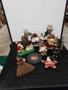 lot 2240 image: l9t of Christmas decor