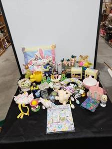 lot 2337 image: l9t of Easter decor