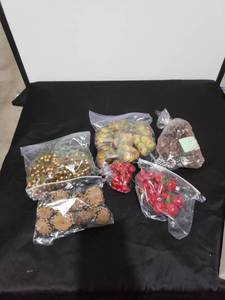 lot 2353 image: lot of crafty decor