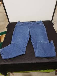 lot 2365 image: Wrangler jeans sz 42x30