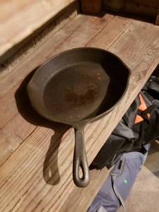 lot 2418 image: Wagner 89 original cast iron skillet