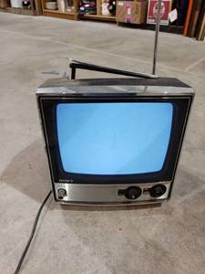 lot 2434 image: Sony TV