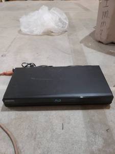 lot 2446 image: Samsung blue ray player