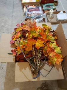 lot 2463 image: lot of fall decor