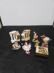 lot 2537 image: lot of figurines