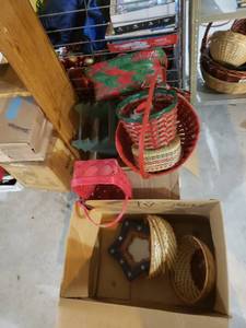 lot 2565 image: lot of baskets