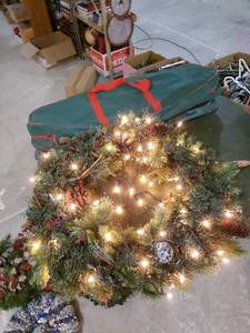 lot 2566 image: lighted wreath
