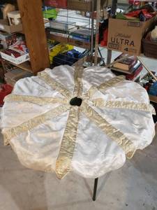 lot 2573 image: whitegold tree skirt