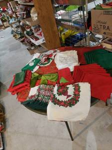 lot 2587 image: lot of Christmas table linens