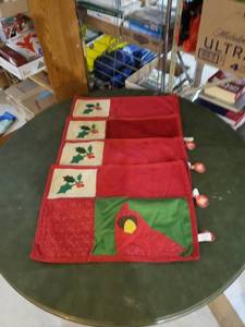 lot 2590 image: set 4 NWT cardinal placemats