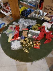 lot 2594 image: lot of Christmas decor