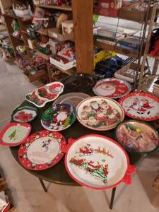 lot 2601 image: lot of metalplastic Christmas trays