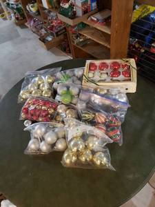 lot 2604 image: lot of ball ornaments