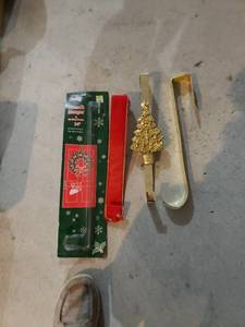 lot 2606 image: lot of wreath hangers