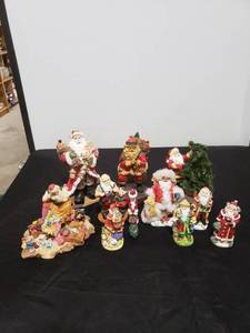 lot 2633 image: lot of Santa figurines