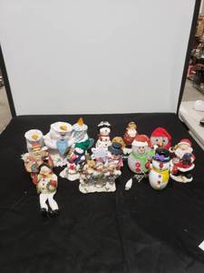 lot 2634 image: lot of Christmas figurines