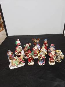 lot 2663 image: lot of Christmas figurines