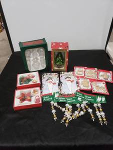 lot 2668 image: lot of new ornaments