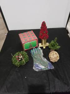 lot 2682 image: l9t of Christmas decor