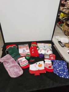 lot 2687 image: lot of Christmas gift bags