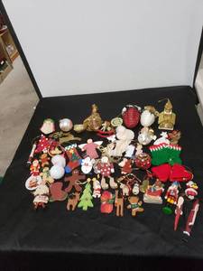 lot 2697 image: lot of Christmas ornaments