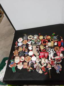 lot 2712 image: lot of Christmas ornaments