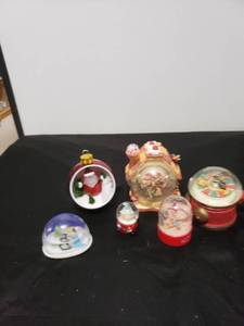 lot 2716 image: l9t of snow globes