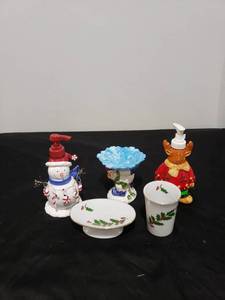 lot 2722 image: lot of Christmas bathroom decor