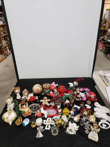 lot 2724 image: lot of ornaments