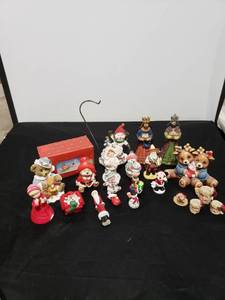 lot 2725 image: lot of Christmas figurines