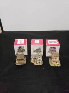 lot 2726 image: lot of 3 collectible houses
