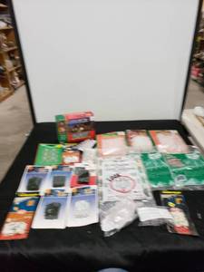 lot 2727 image: lot of Christmas light clips