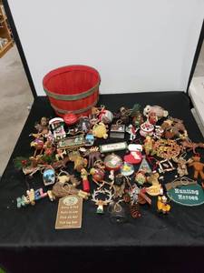 lot 2729 image: lot of ornaments